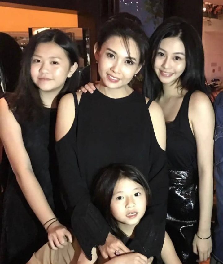 邱淑贞携三女儿同框，24岁沈月完美复刻妈妈美貌 -1