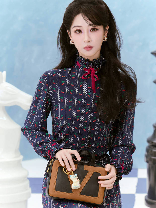 杨紫樱桃碎花裙甜妹出击！微卷发型解锁复古温柔 -1