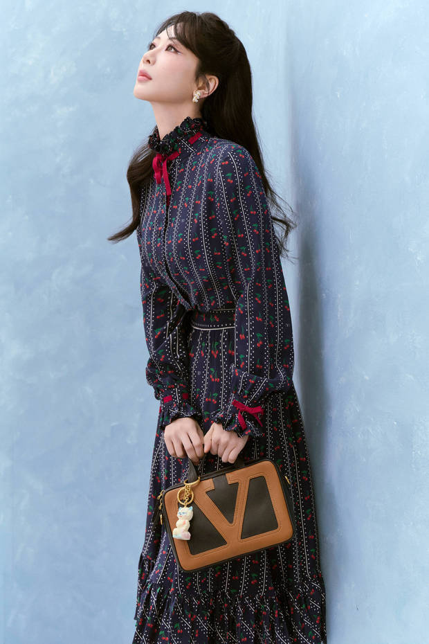 杨紫樱桃碎花裙甜妹出击！微卷发型解锁复古温柔 -3