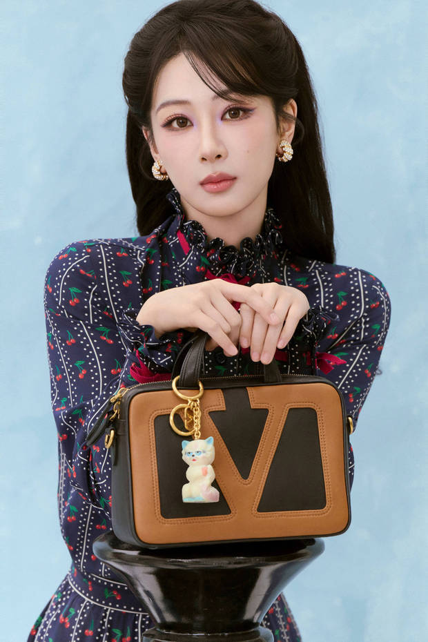杨紫樱桃碎花裙甜妹出击！微卷发型解锁复古温柔 -2