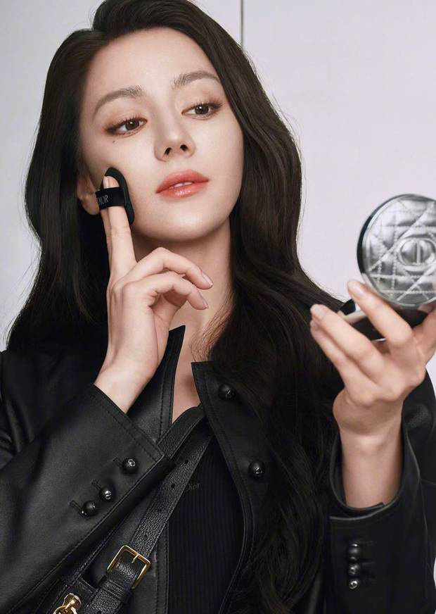 迪丽热巴黑色挂脖裙造型曝光！高马尾化身摩登女郎氛围感拉满 -4