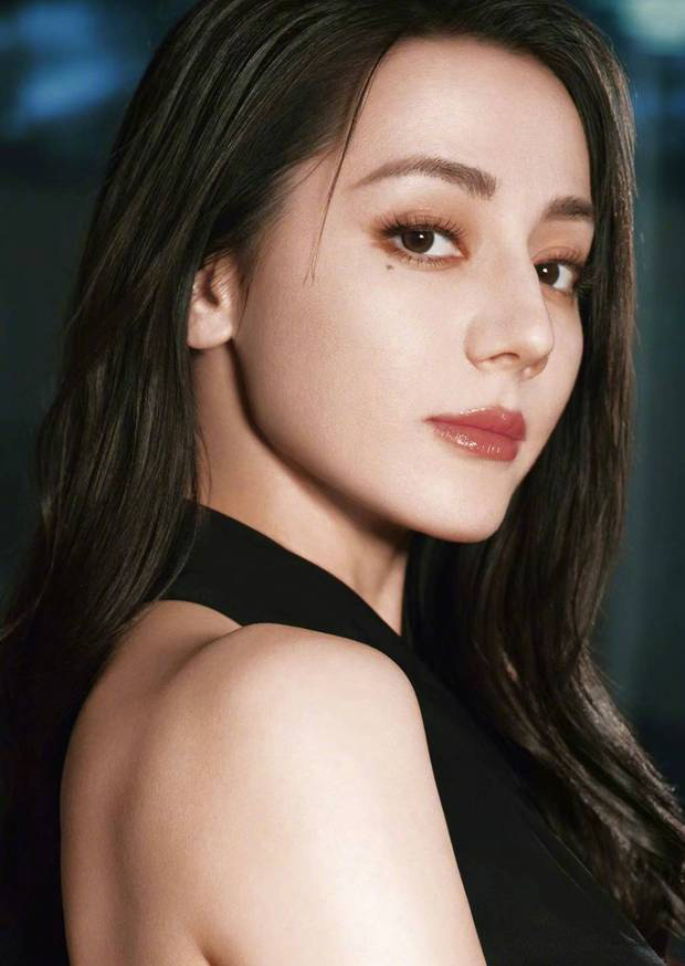 迪丽热巴黑色挂脖裙造型曝光！高马尾化身摩登女郎氛围感拉满 -1