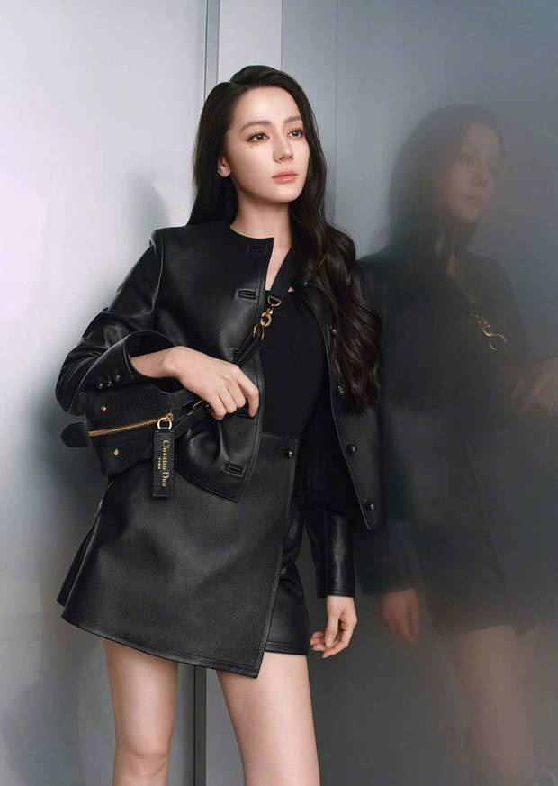 迪丽热巴黑色挂脖裙造型曝光！高马尾化身摩登女郎氛围感拉满 -5