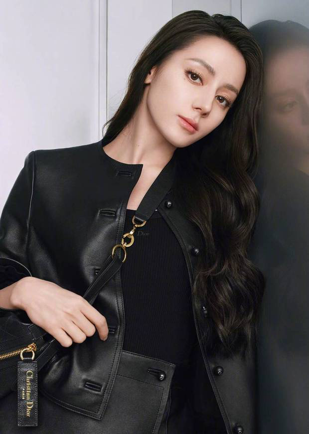 迪丽热巴黑色挂脖裙造型曝光！高马尾化身摩登女郎氛围感拉满 -3
