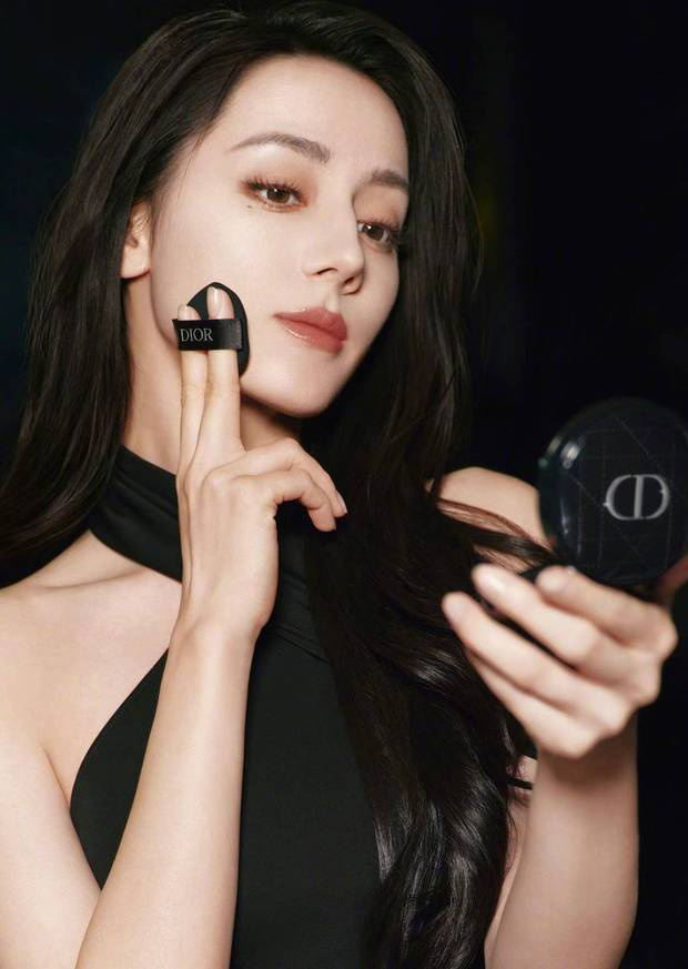 迪丽热巴黑色挂脖裙造型曝光！高马尾化身摩登女郎氛围感拉满 -2