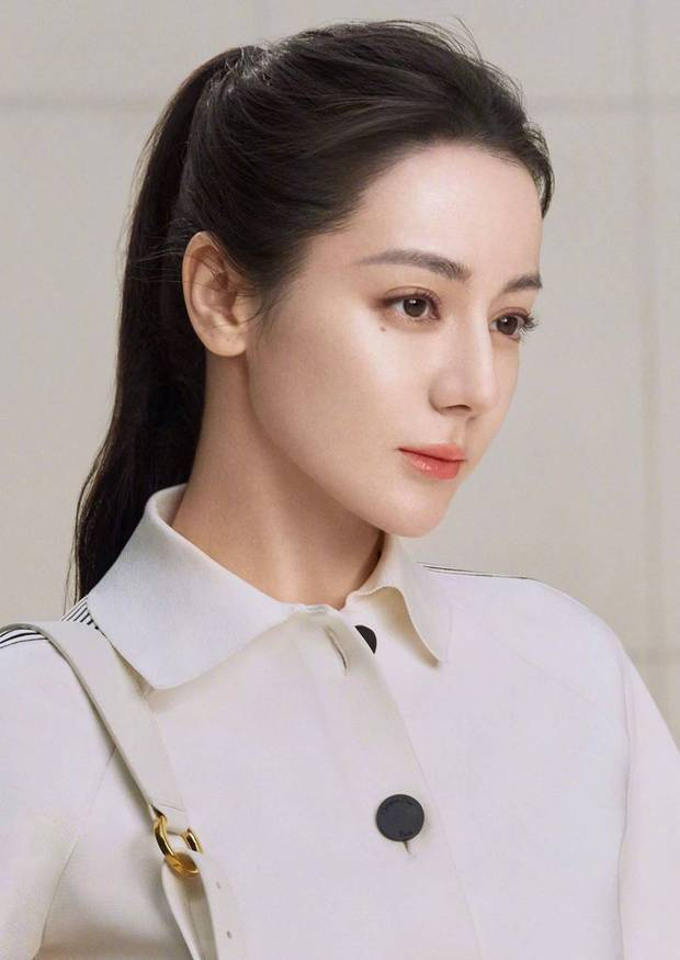迪丽热巴黑色挂脖裙造型曝光！高马尾化身摩登女郎氛围感拉满 -7