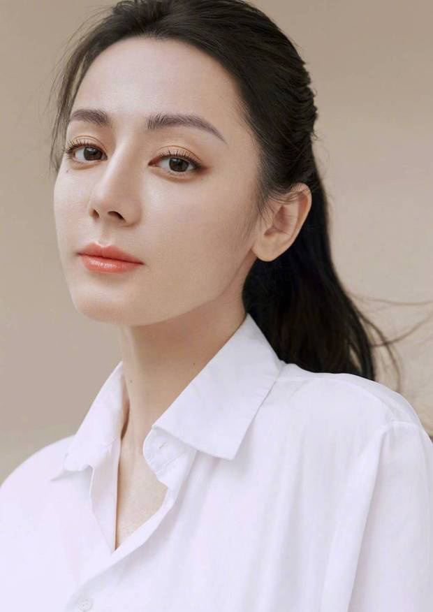 迪丽热巴黑色挂脖裙造型曝光！高马尾化身摩登女郎氛围感拉满 -6
