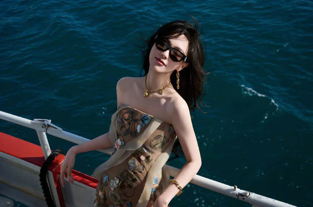 唐嫣晒抹胸长裙美照，墨镜遮面大波浪尽显御姐气质 -3