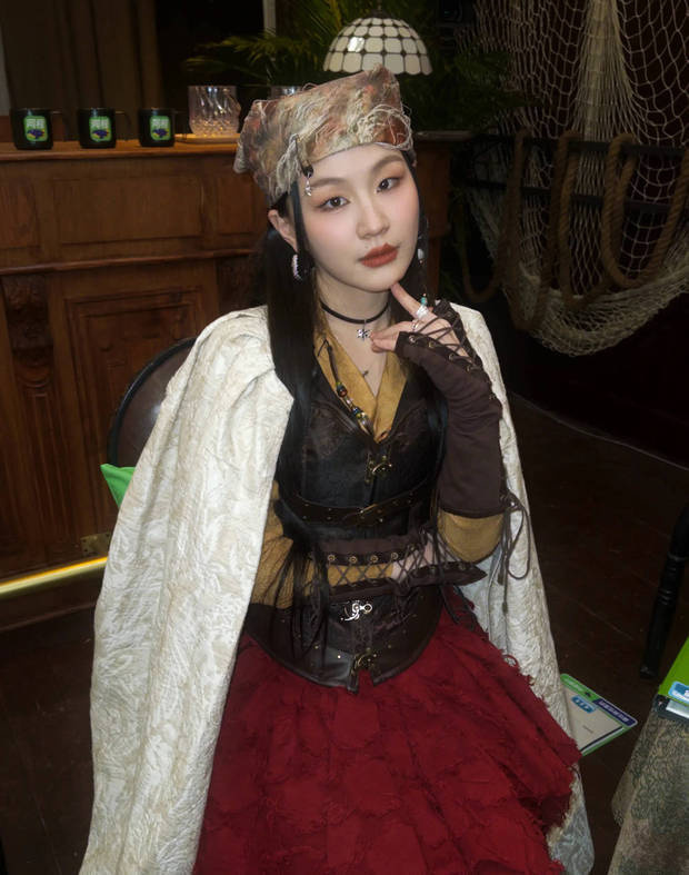 金靖晒与迪丽热巴海盗服造型合照，网友：“塑料姐妹花”又营业！ -7