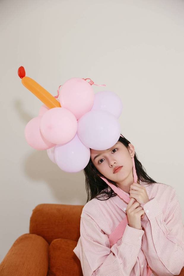 周也身着粉色条纹衬衫，头戴气球宛如梦幻少女 -6