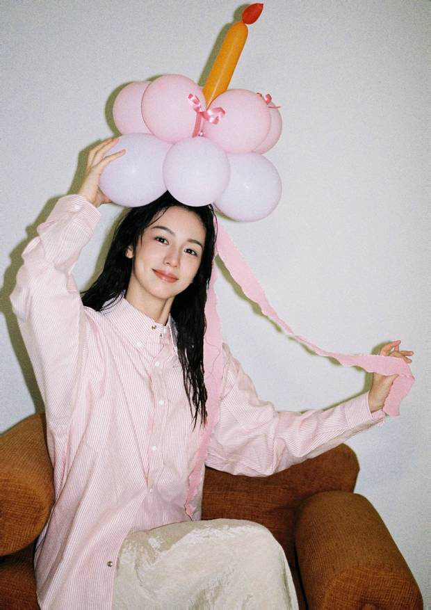 周也身着粉色条纹衬衫，头戴气球宛如梦幻少女 -2