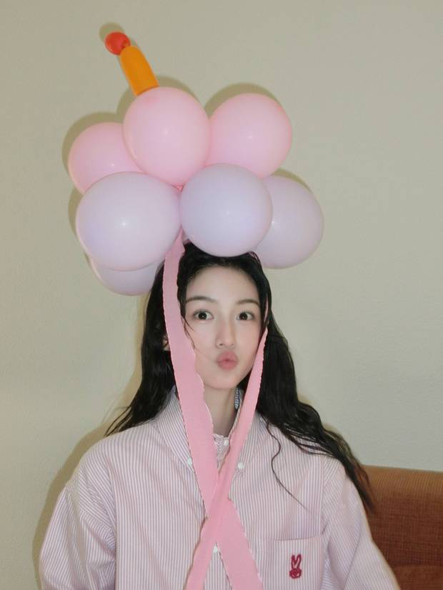 周也身着粉色条纹衬衫，头戴气球宛如梦幻少女 -5