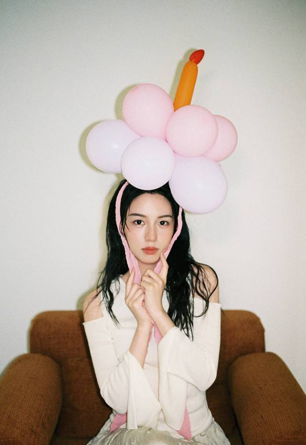 周也身着粉色条纹衬衫，头戴气球宛如梦幻少女 -1