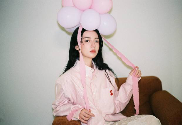 周也身着粉色条纹衬衫，头戴气球宛如梦幻少女 -3