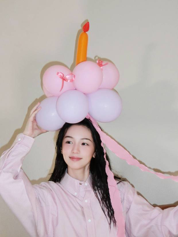 周也身着粉色条纹衬衫，头戴气球宛如梦幻少女 -8