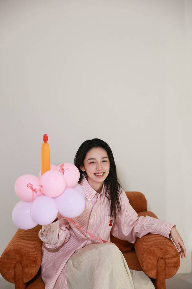 周也身着粉色条纹衬衫，头戴气球宛如梦幻少女 -7
