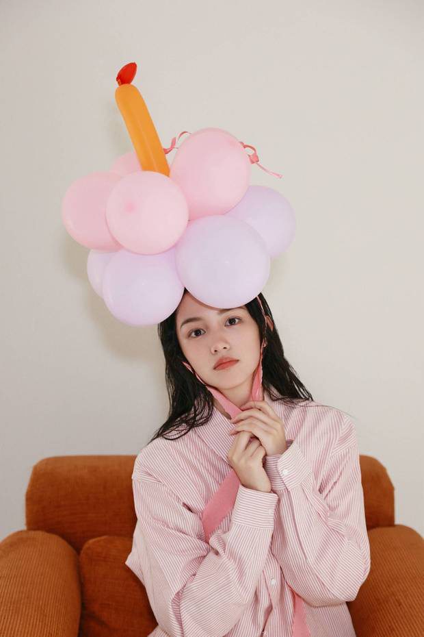 周也身着粉色条纹衬衫，头戴气球宛如梦幻少女 -9