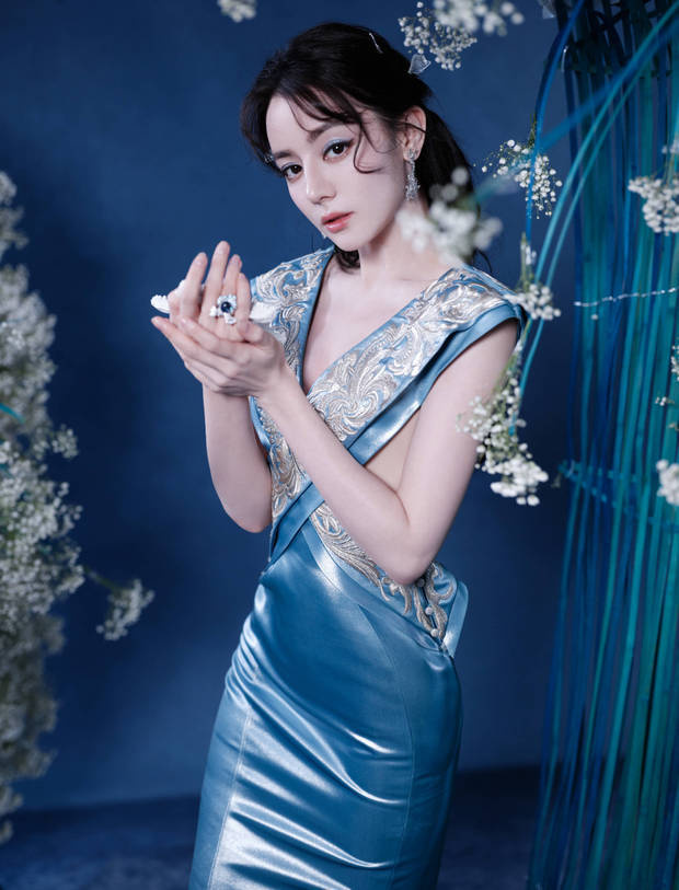 迪丽热巴蓝裙造型美出新高度，缎面裙摆摇曳似海螺公主！ -3