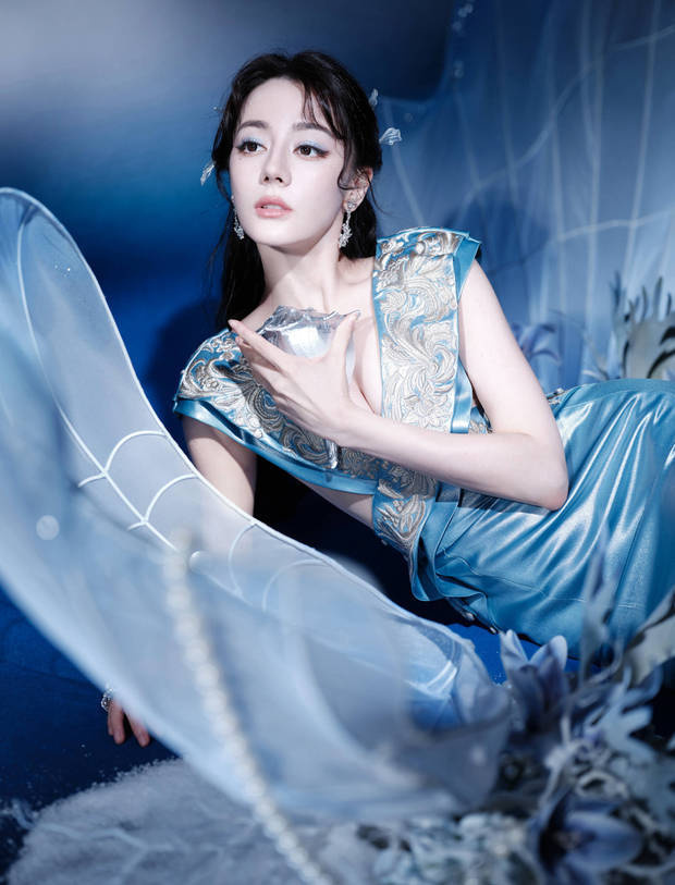 迪丽热巴蓝裙造型美出新高度，缎面裙摆摇曳似海螺公主！ -7