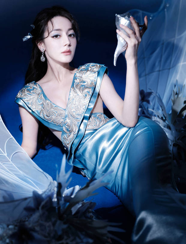 迪丽热巴蓝裙造型美出新高度，缎面裙摆摇曳似海螺公主！ -6