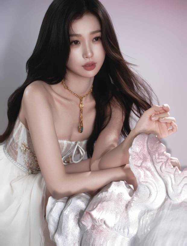 虞书欣抹胸白裙写真大方秀长腿，身姿曼妙甜度超标 -5