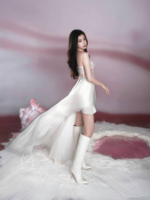 虞书欣抹胸白裙写真大方秀长腿，身姿曼妙甜度超标 -3