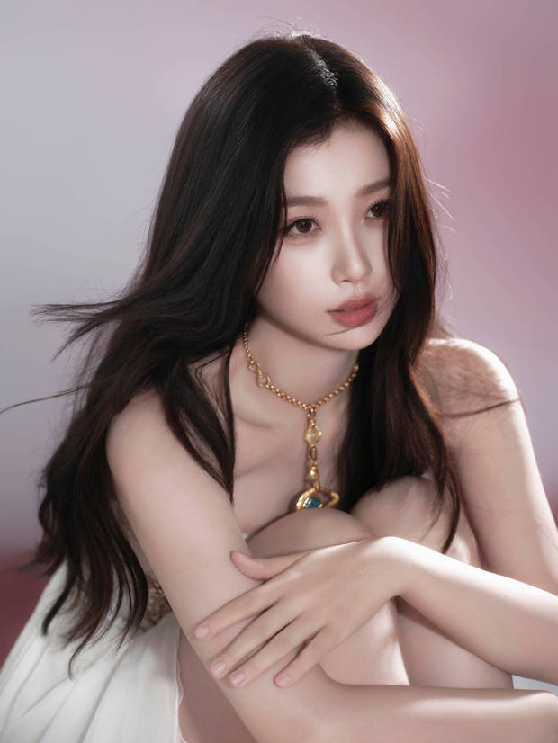 虞书欣抹胸白裙写真大方秀长腿，身姿曼妙甜度超标 -4
