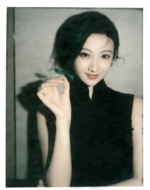 景甜黑色无袖旗袍裙撕拉片，头戴大红花演绎复古明艳风 -2