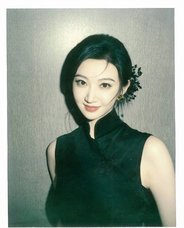 景甜黑色无袖旗袍裙撕拉片，头戴大红花演绎复古明艳风 -3