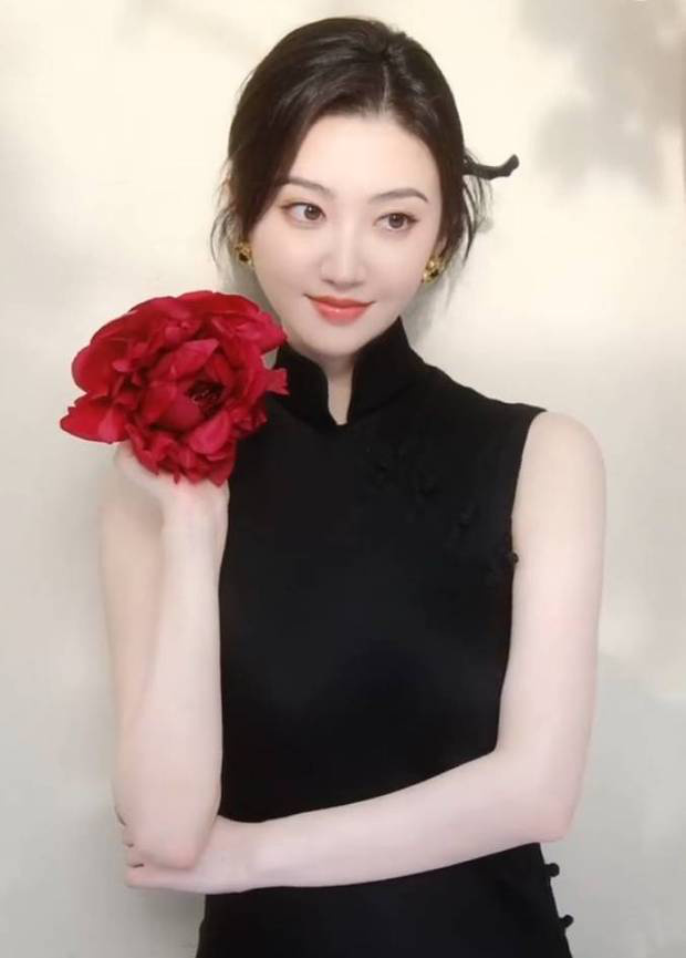 景甜黑色无袖旗袍裙撕拉片，头戴大红花演绎复古明艳风 -6