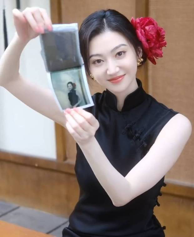 景甜黑色无袖旗袍裙撕拉片，头戴大红花演绎复古明艳风 -5
