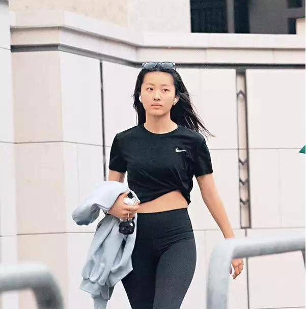 陈奕迅女儿陈康堤官宣将以歌手身份出道，已签约华纳唱片 -1