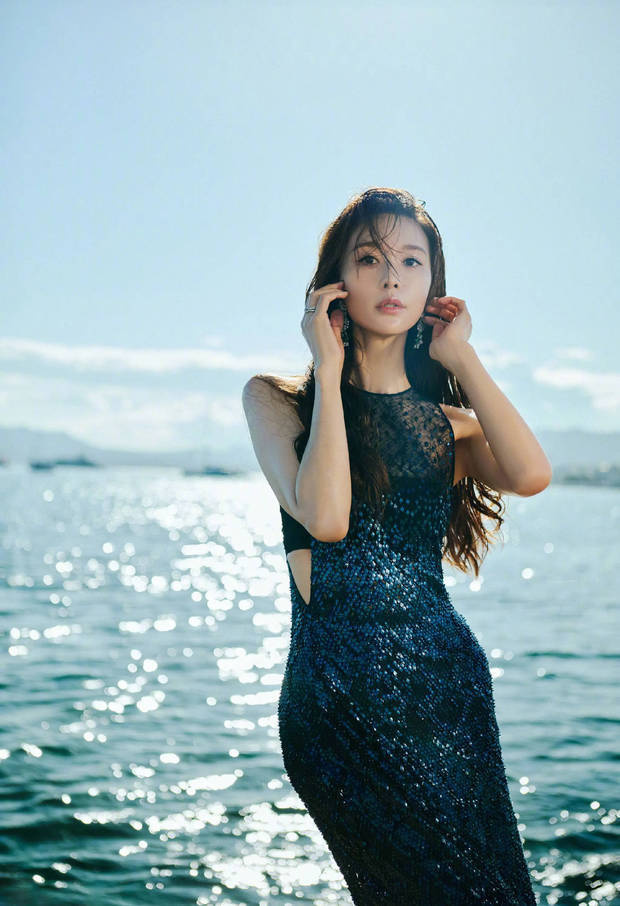 林志玲身着蓝色亮片裙躺卧礁石，如美人鱼般演绎秘境中的温柔诱惑 -4