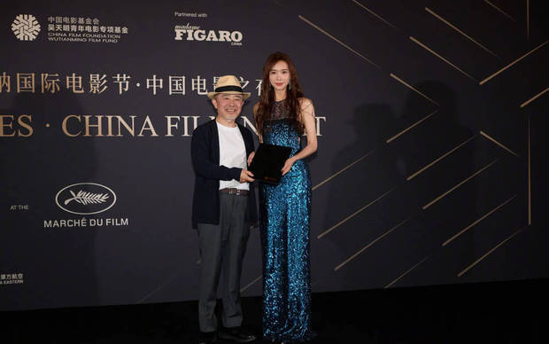 林志玲身着蓝色亮片裙躺卧礁石，如美人鱼般演绎秘境中的温柔诱惑 -7
