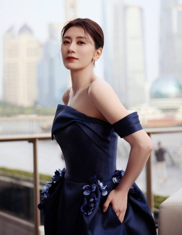 贾静雯穿蓝裙秀光滑美背，气质沉稳优雅诠释熟女魅力 -2