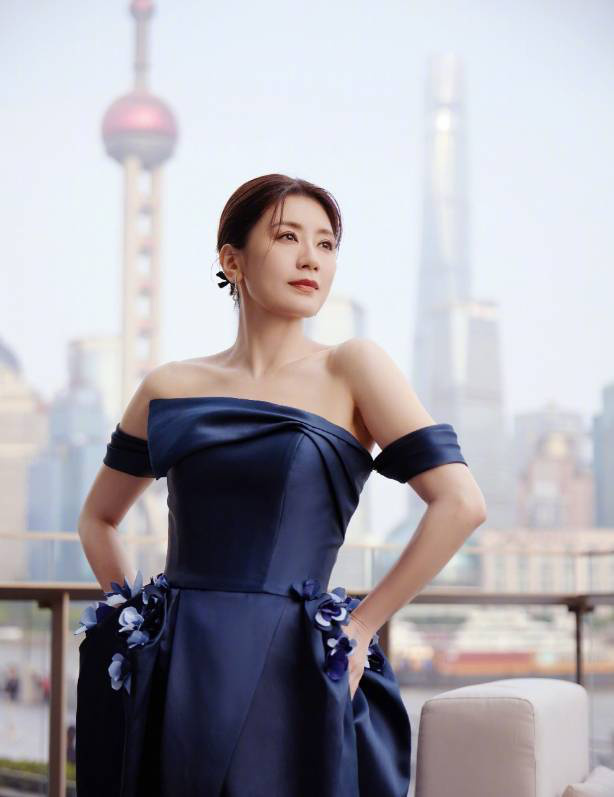 贾静雯穿蓝裙秀光滑美背，气质沉稳优雅诠释熟女魅力 -1