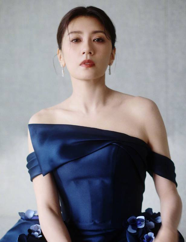 贾静雯穿蓝裙秀光滑美背，气质沉稳优雅诠释熟女魅力 -5