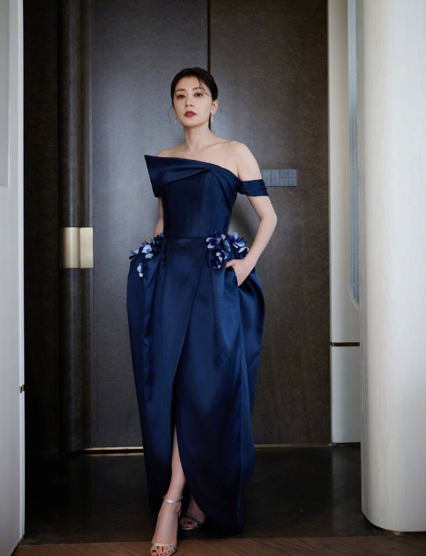 贾静雯穿蓝裙秀光滑美背，气质沉稳优雅诠释熟女魅力 -3