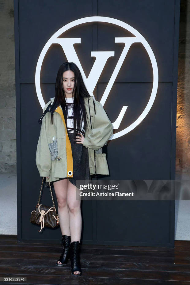 刘亦菲工装短靴搭配，演绎摩登酷飒新风采 -9