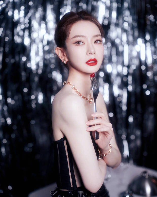 戚薇黑色抹胸亮片裙写真曝光 红唇烈焰演绎摩登性感 -5