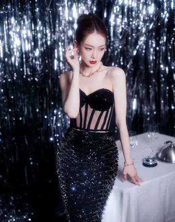 戚薇黑色抹胸亮片裙写真曝光 红唇烈焰演绎摩登性感 -2