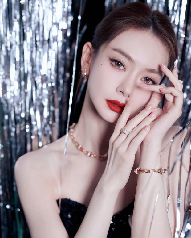 戚薇黑色抹胸亮片裙写真曝光 红唇烈焰演绎摩登性感 -7