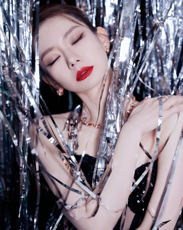 戚薇黑色抹胸亮片裙写真曝光 红唇烈焰演绎摩登性感 -9