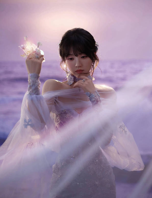 田曦薇紫色纱裙漫步花海！肩颈线优越氛围感拉满 -1