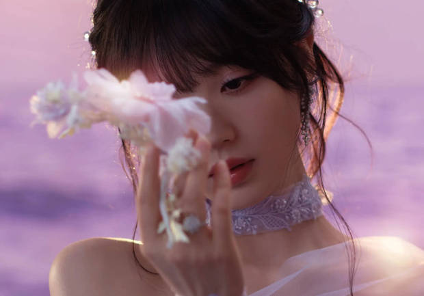 田曦薇紫色纱裙漫步花海！肩颈线优越氛围感拉满 -2