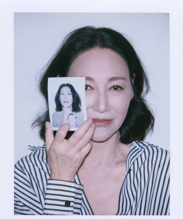 条纹衬衣搭配短发拍摄撕拉片 惠英红诠释酷飒与活力并存的时尚感 -2