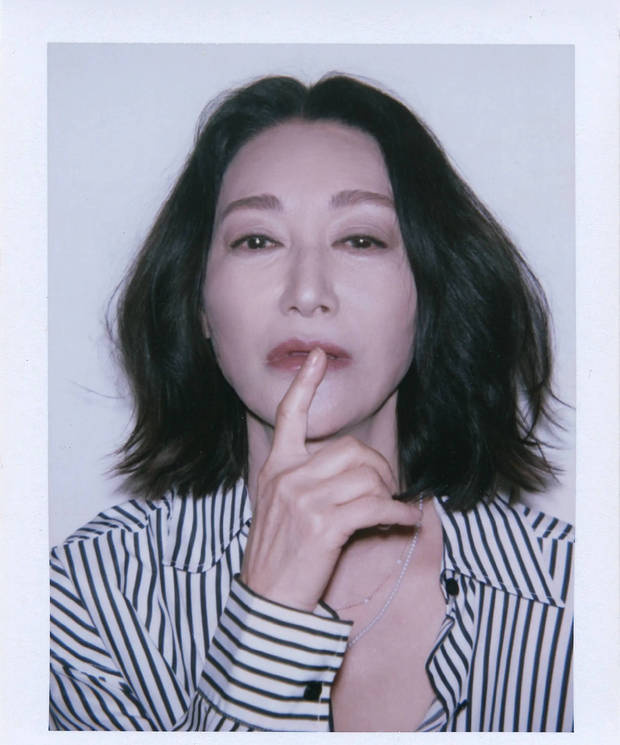条纹衬衣搭配短发拍摄撕拉片 惠英红诠释酷飒与活力并存的时尚感 -3