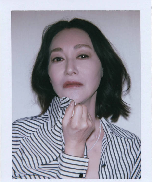 条纹衬衣搭配短发拍摄撕拉片 惠英红诠释酷飒与活力并存的时尚感 -1