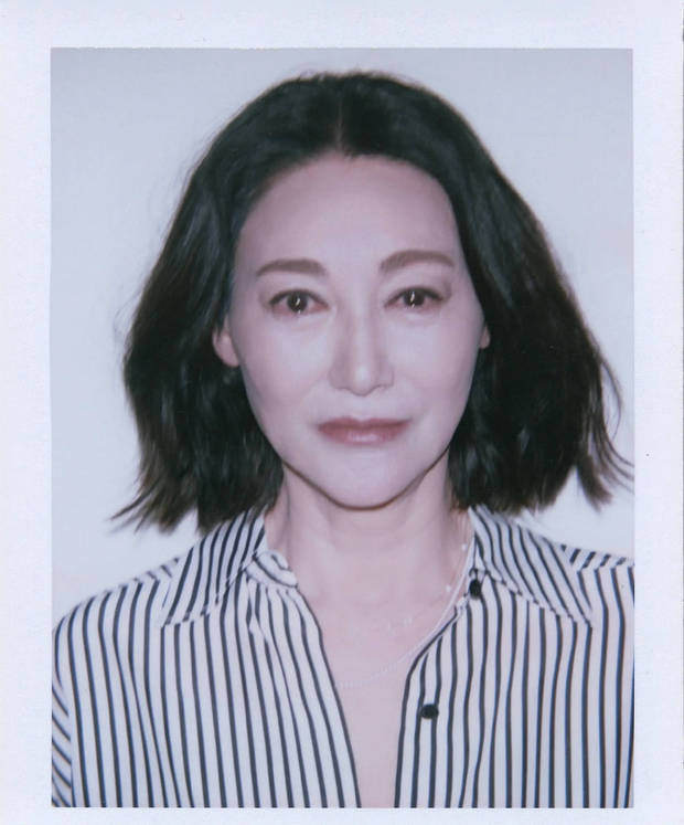 条纹衬衣搭配短发拍摄撕拉片 惠英红诠释酷飒与活力并存的时尚感 -8
