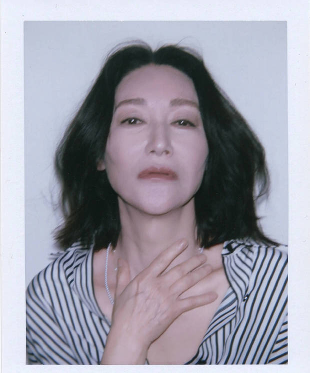 条纹衬衣搭配短发拍摄撕拉片 惠英红诠释酷飒与活力并存的时尚感 -9